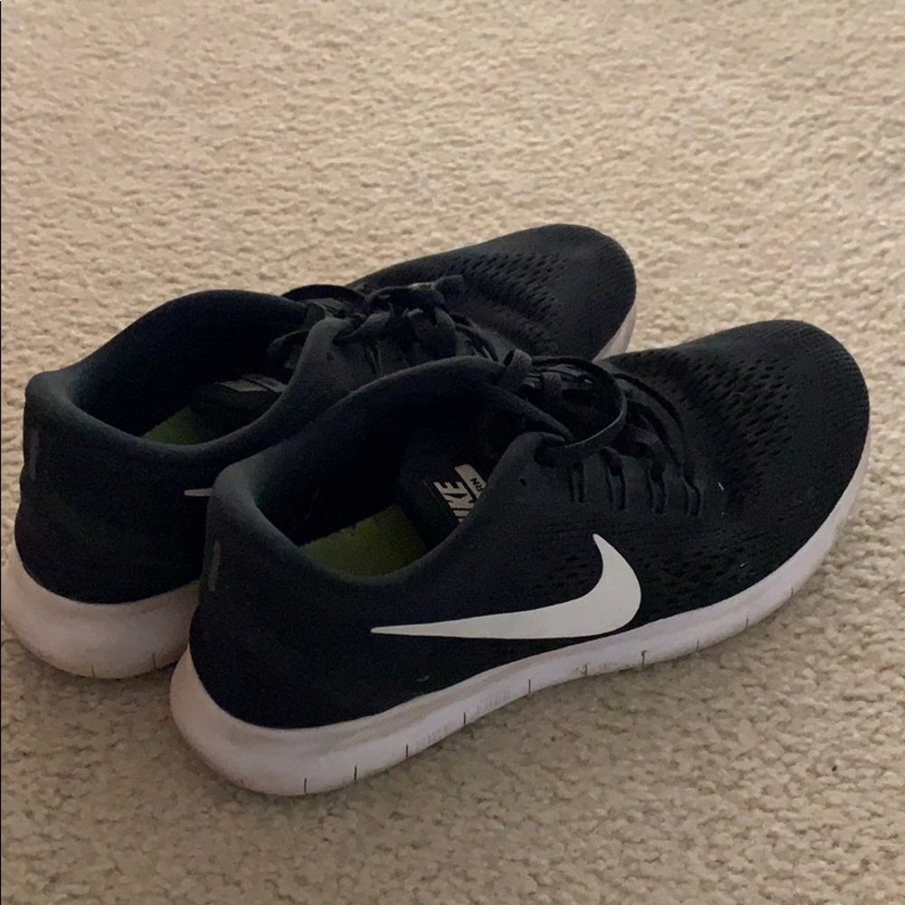Black nike runs